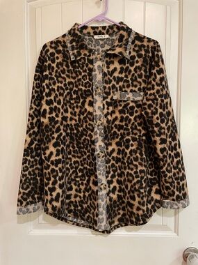 Lovely j long sleeve leopard print button up M/L EUC